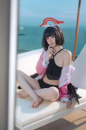 屿鱼《蔚蓝档案 静山真白泳装》主题写真：30张全套美图