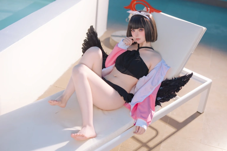 屿鱼《蔚蓝档案 静山真白泳装》主题写真：30张全套美图