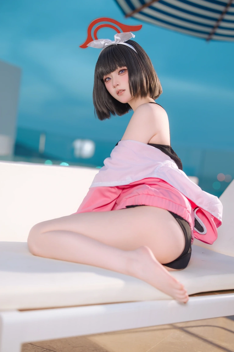 屿鱼《蔚蓝档案 静山真白泳装》主题写真：30张全套美图