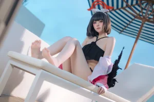 屿鱼《蔚蓝档案 静山真白泳装》主题写真：30张全套美图
