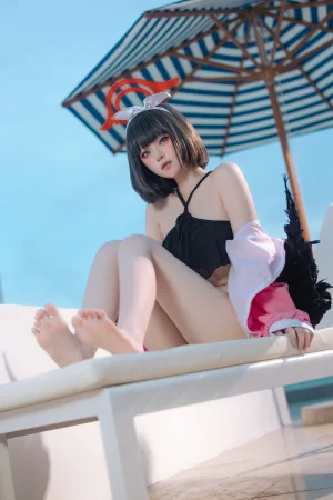 屿鱼《蔚蓝档案 静山真白泳装》主题写真：30张全套美图