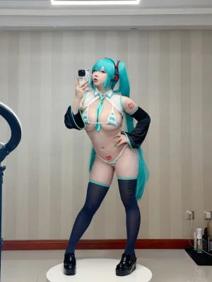 皮皮奶《初音未来》主题写真：57张全套美图，含3个视频