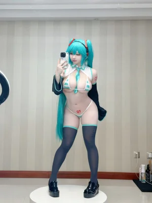 皮皮奶《初音未来》主题写真：57张全套美图，含3个视频