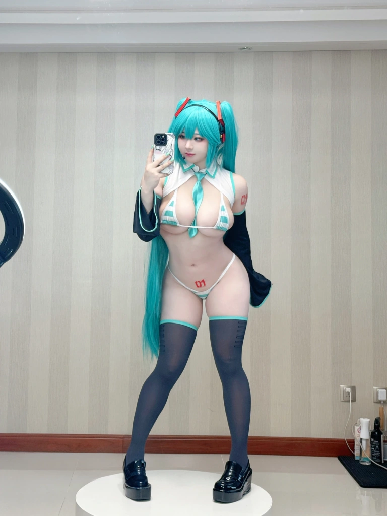皮皮奶《初音未来》主题写真：57张全套美图，含3个视频