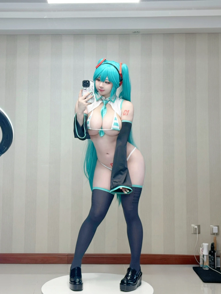 皮皮奶《初音未来》主题写真：57张全套美图，含3个视频