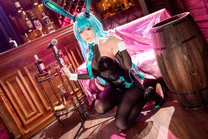 星之迟迟《《纯白と漆黑》 树城》主题写真：25张全套美图
