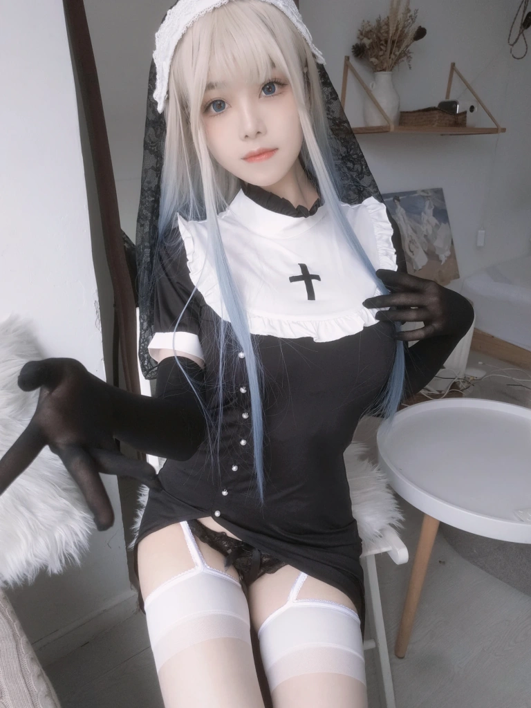 蜜汁猫裘《修女自拍》主题写真：35张全套美图，含6个视频