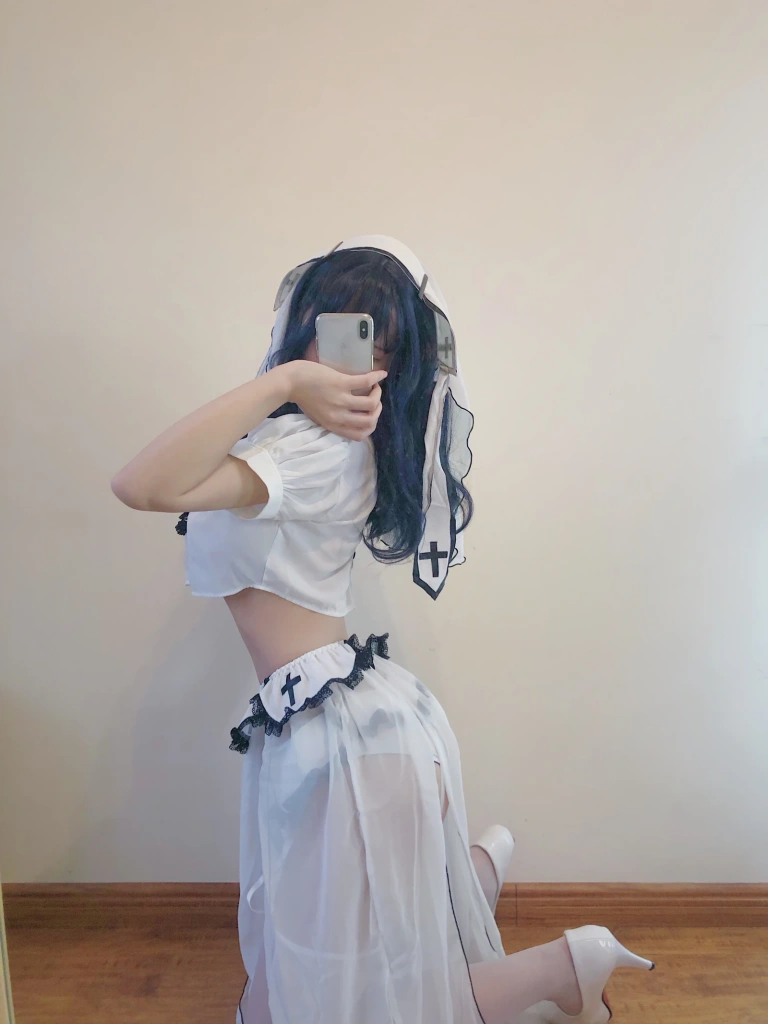 小仓千代《白色修女服自拍》主题写真：53张全套美图