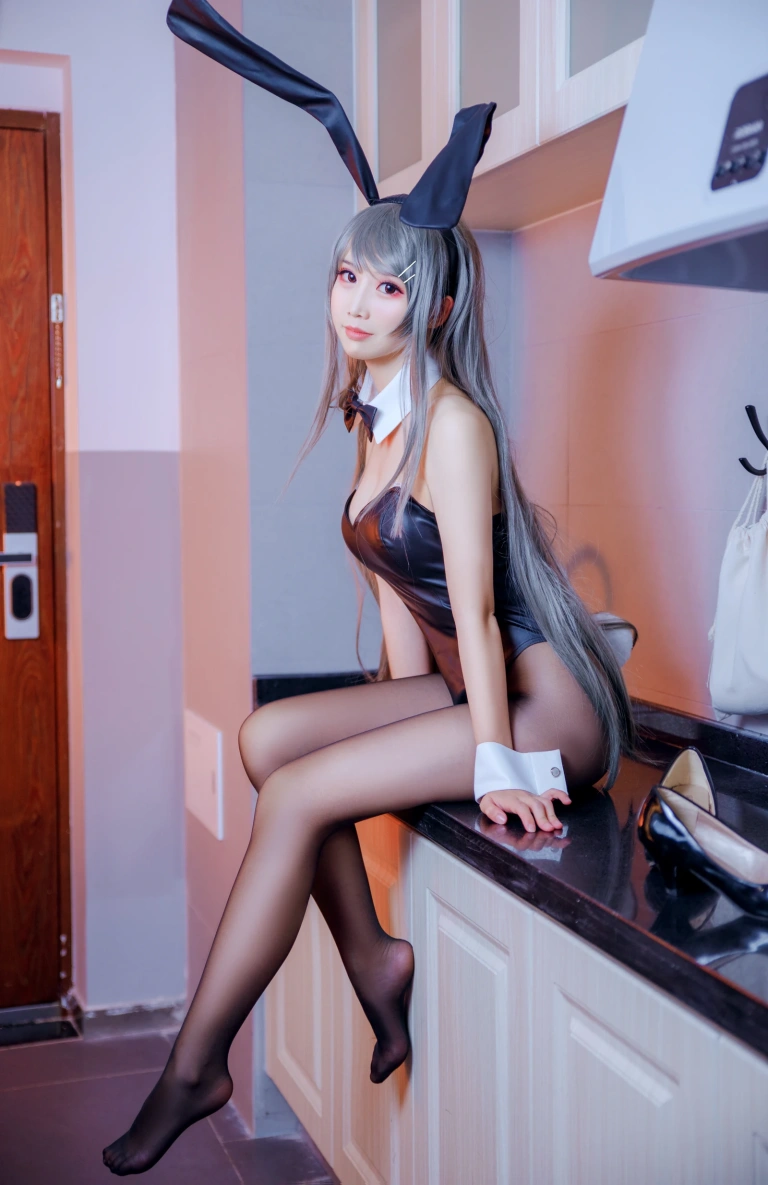 面饼仙儿《樱岛麻衣兔女郎》主题写真：16张全套美图