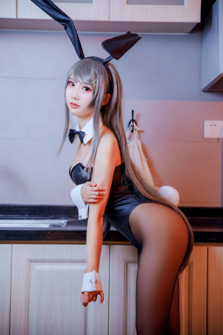 面饼仙儿《樱岛麻衣兔女郎》主题写真：16张全套美图