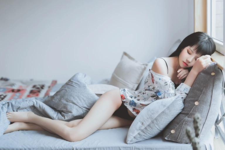 桜桃喵《倦》主题写真：32张全套美图