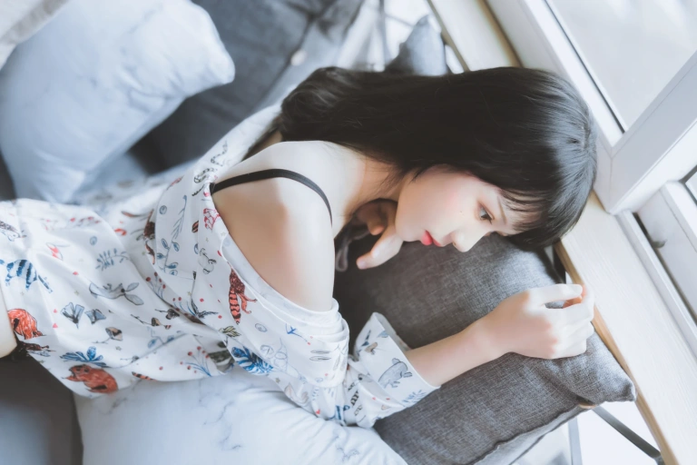 桜桃喵《倦》主题写真：32张全套美图