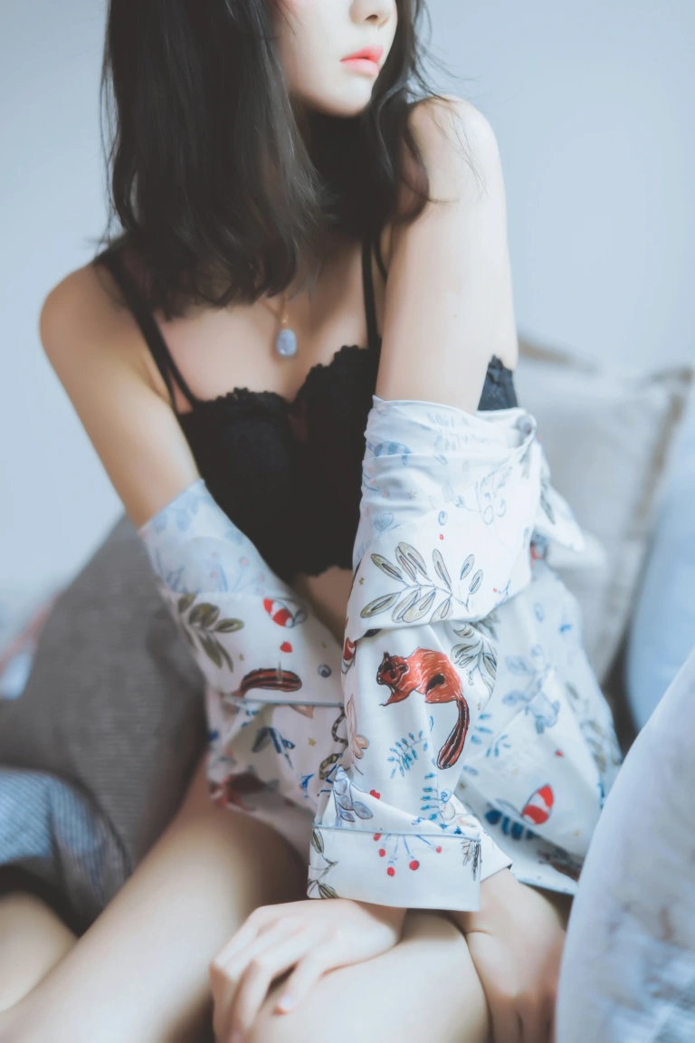 桜桃喵《倦》主题写真：32张全套美图
