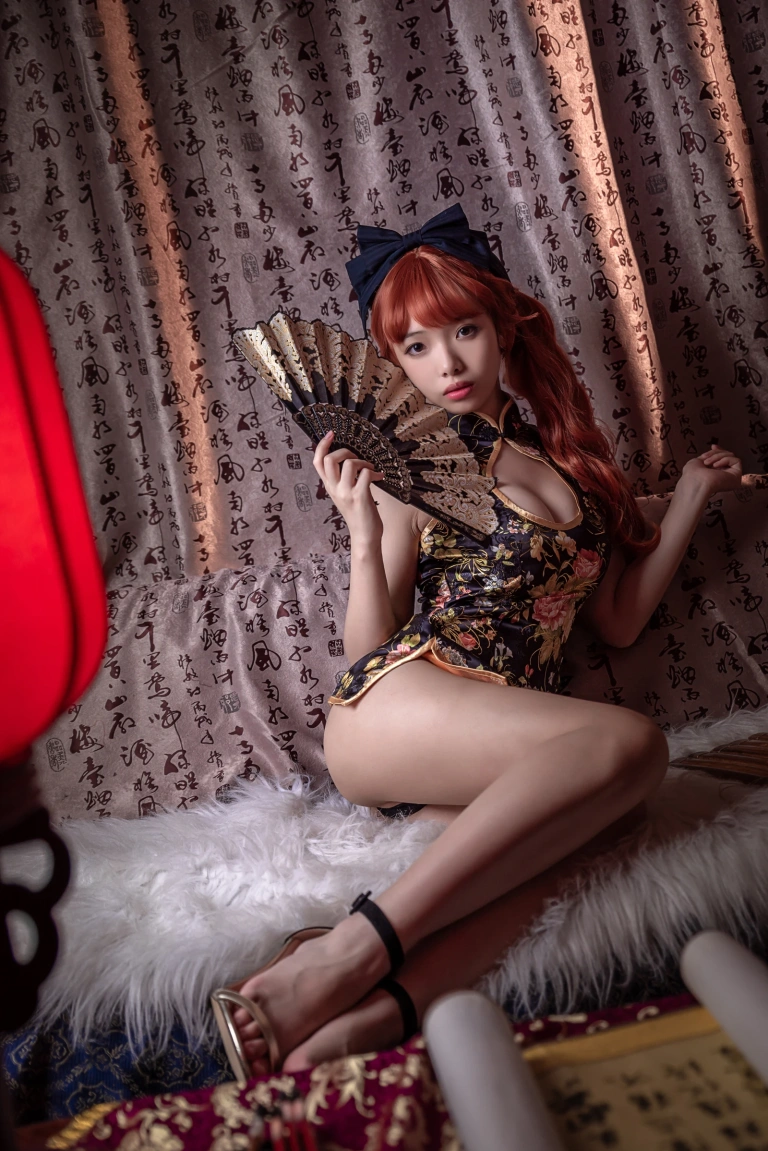 雯仔不讲道理《低胸果足》主题写真：15张全套美图