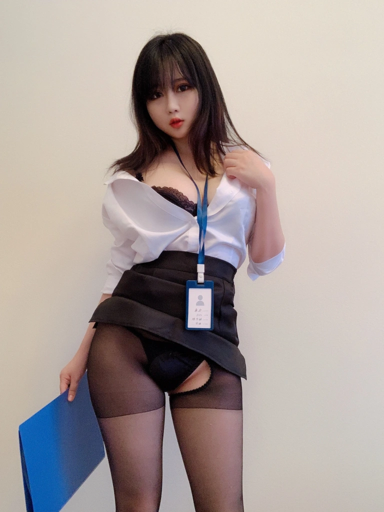 依酱《黑丝制服》主题写真：29张全套美图