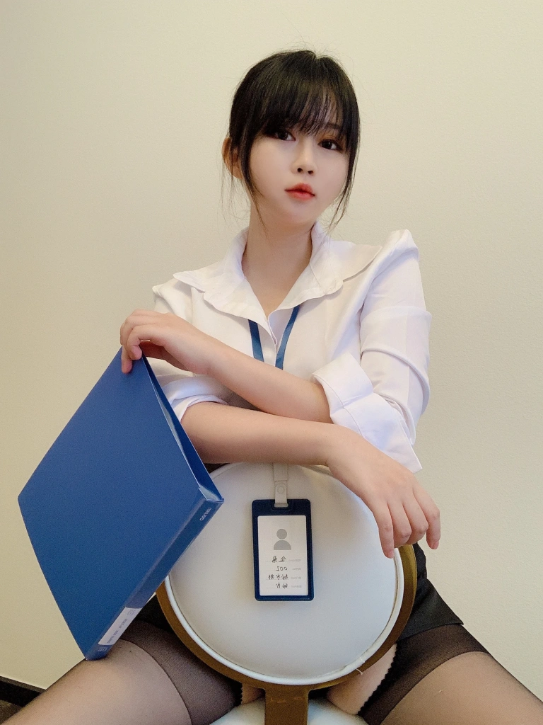 依酱《黑丝制服》主题写真：29张全套美图