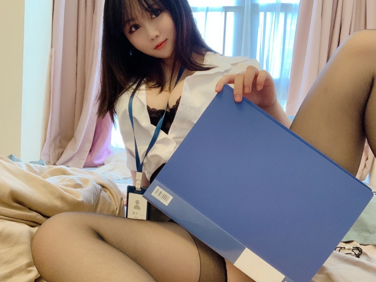 依酱《黑丝制服》主题写真：29张全套美图