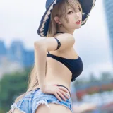 周叽是可爱兔兔《让巴尔泳装》主题写真：30张全套美图