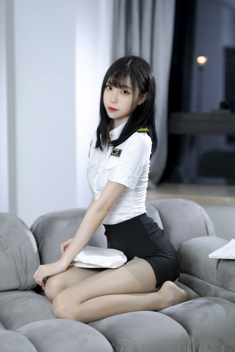 许岚《灰丝制服》主题写真：40张全套美图