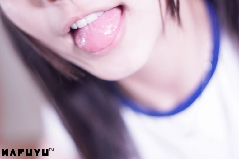 神楽坂真冬《丝袜配奶茶》主题写真：5张全套美图，含1个视频