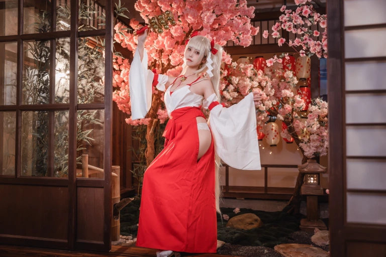 蜜汁猫裘《可畏巫女》主题写真：50张全套美图，含4个视频