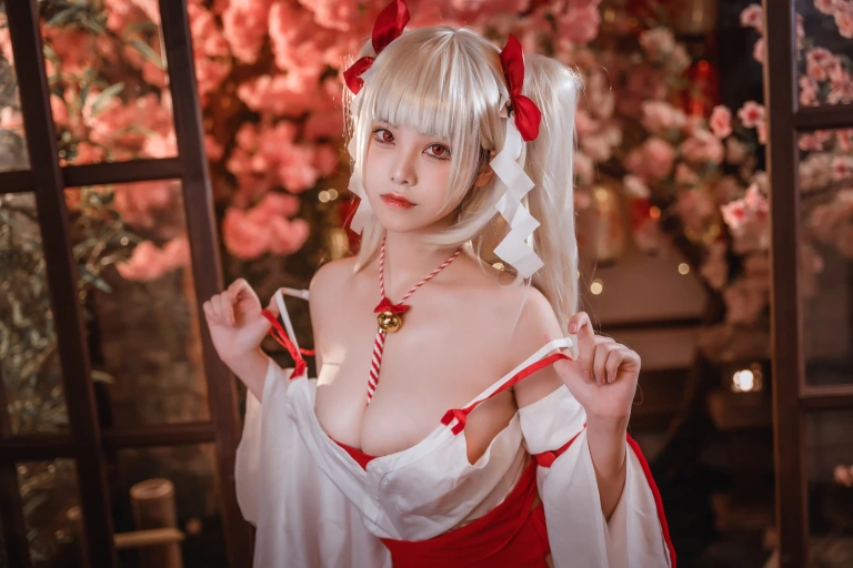 蜜汁猫裘《可畏巫女》主题写真：50张全套美图，含4个视频