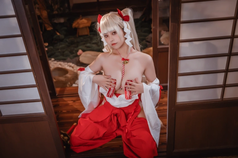 蜜汁猫裘《可畏巫女》主题写真：50张全套美图，含4个视频