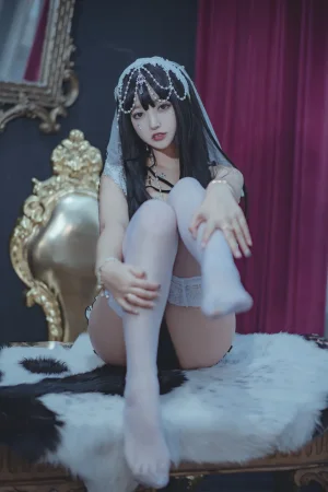 过期米线线喵《修女》主题写真：53张全套美图