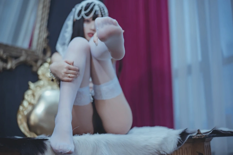 过期米线线喵《修女》主题写真：53张全套美图