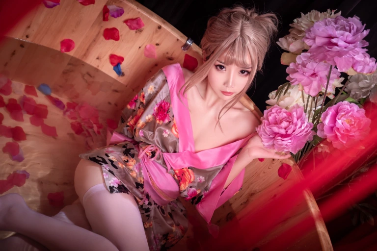面饼仙儿《浴缸》主题写真：18张全套美图