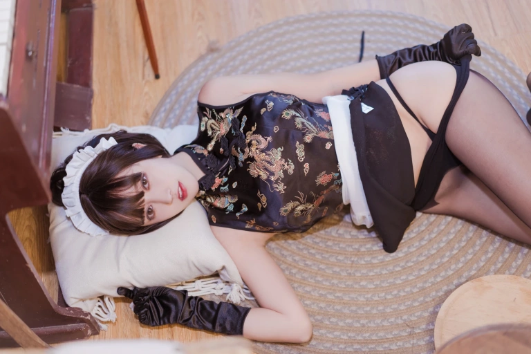 过期米线线喵《黑色旗袍》主题写真：43张全套美图