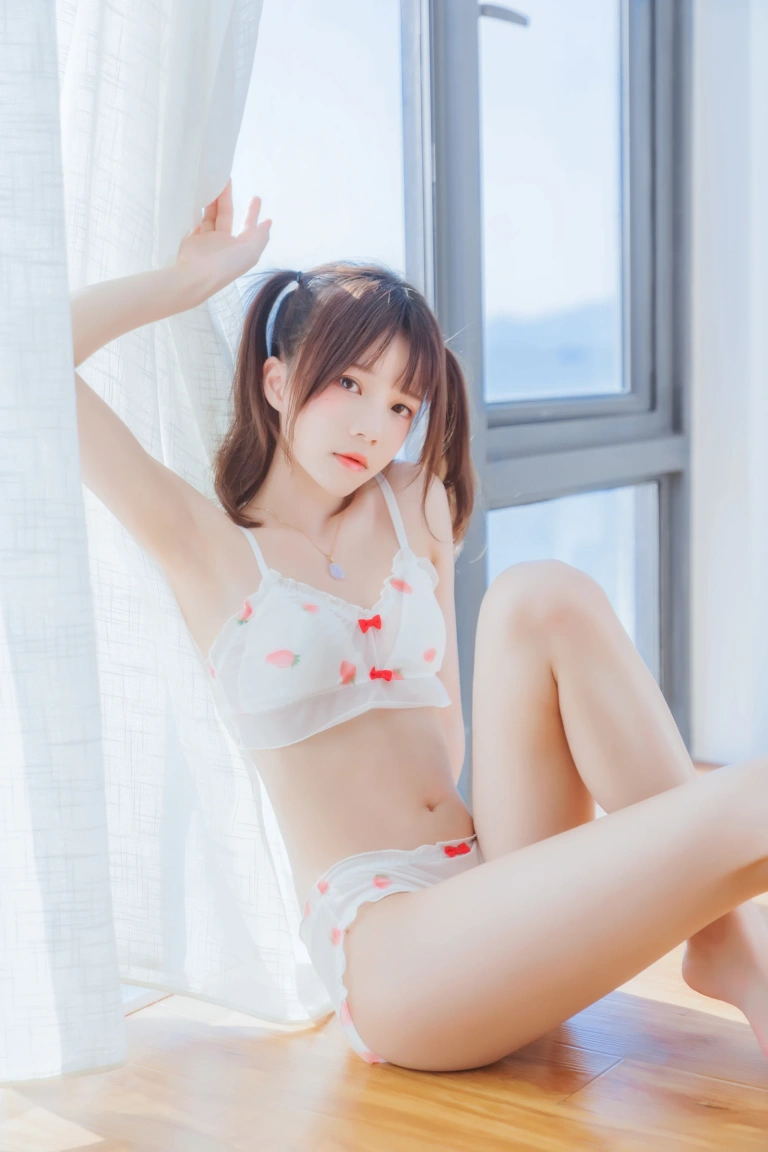 桜桃喵《小草莓》主题写真：47张全套美图