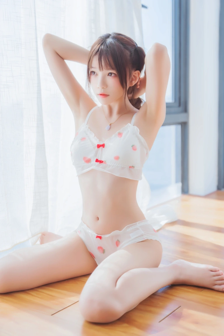 桜桃喵《小草莓》主题写真：47张全套美图