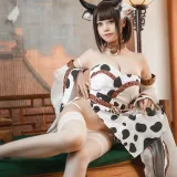 蜜汁猫裘《奶牛》主题写真：50张全套美图