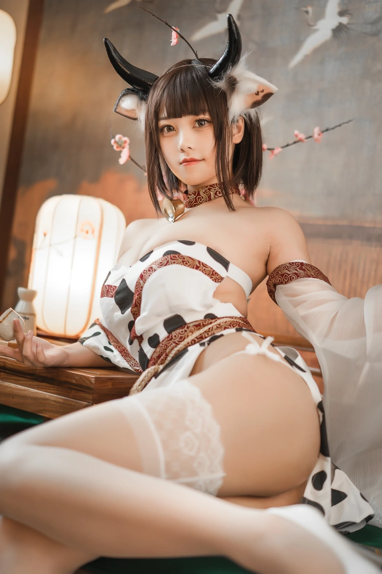 蜜汁猫裘《奶牛》主题写真：50张全套美图