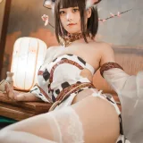 蜜汁猫裘《奶牛》主题写真：50张全套美图