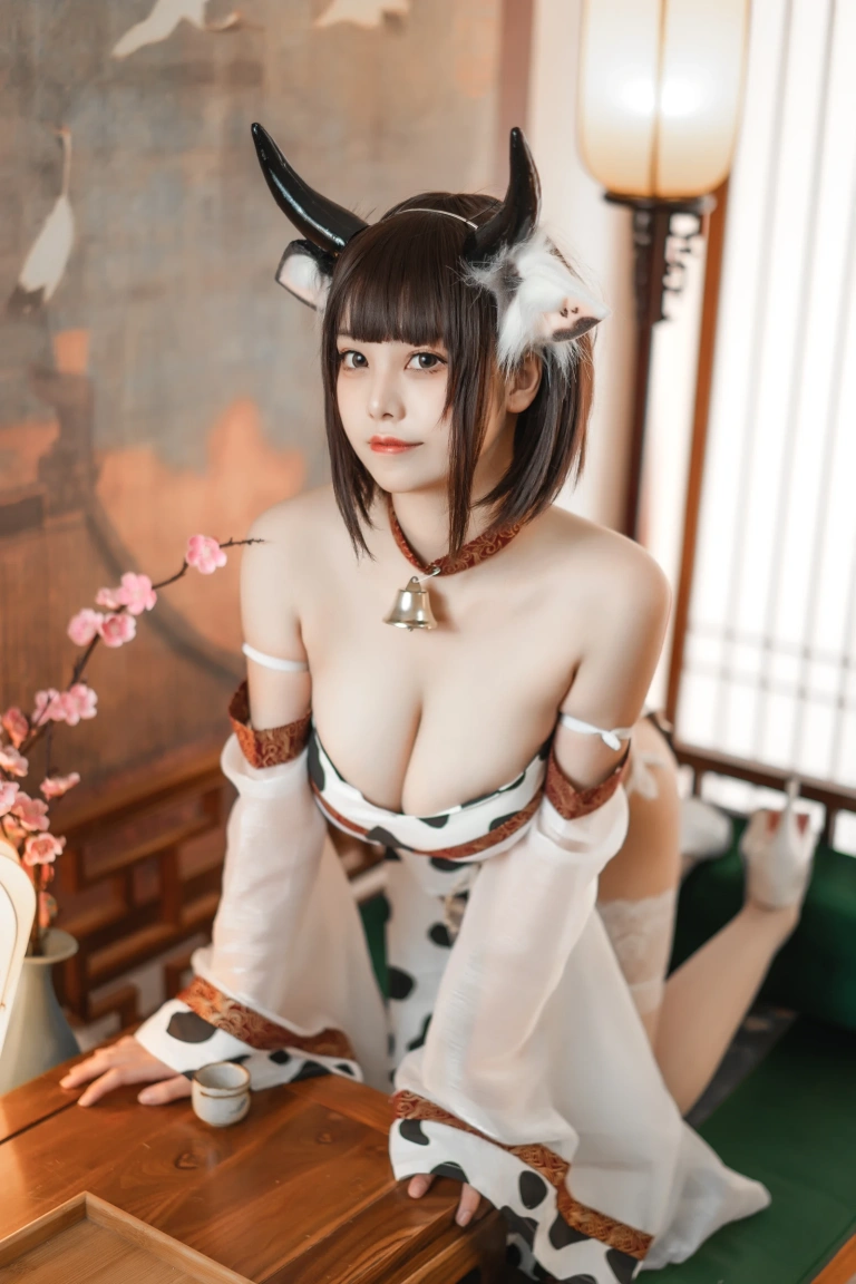 蜜汁猫裘《奶牛》主题写真：50张全套美图