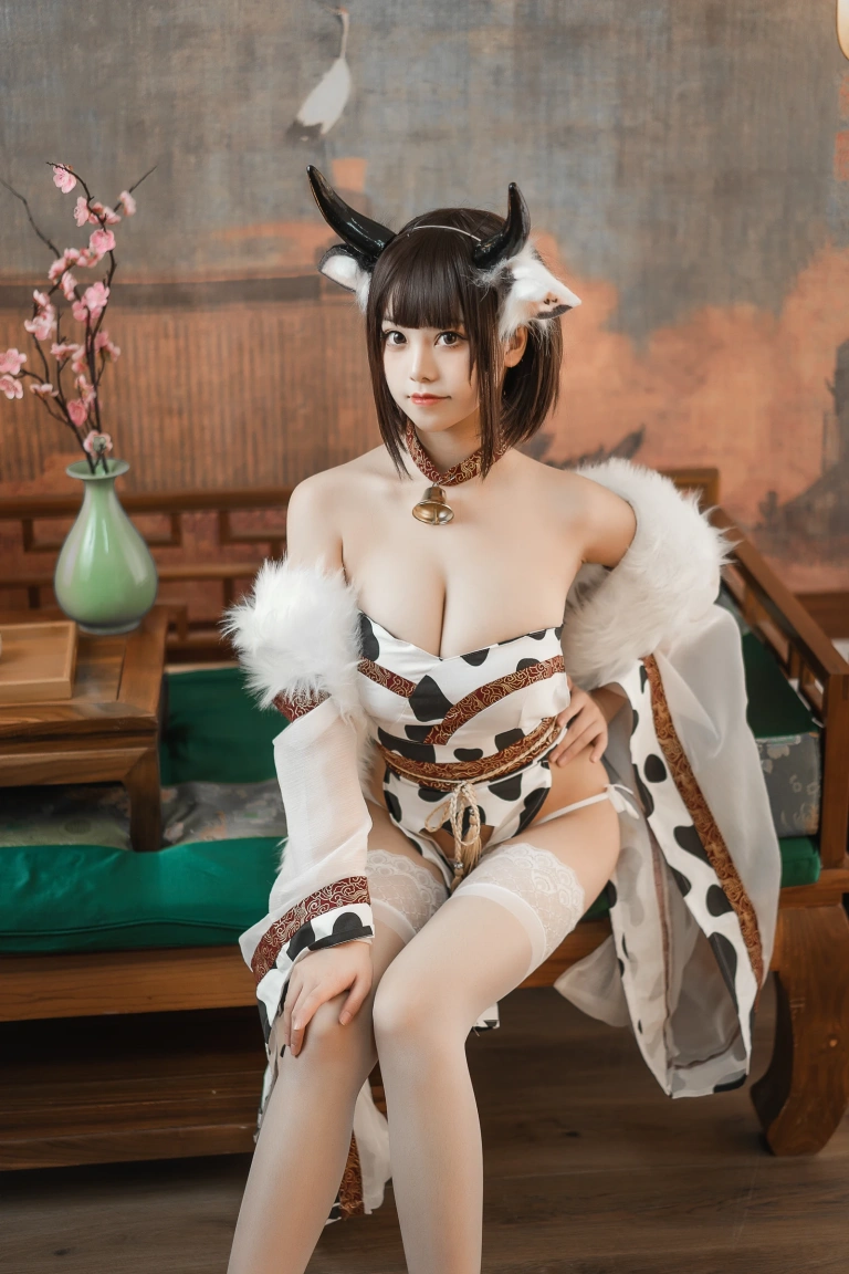 蜜汁猫裘《奶牛》主题写真：50张全套美图