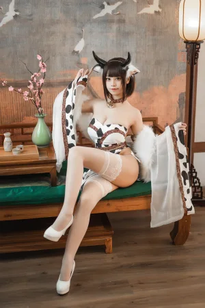 蜜汁猫裘《奶牛》主题写真：50张全套美图