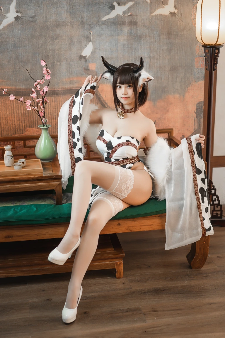 蜜汁猫裘《奶牛》主题写真：50张全套美图