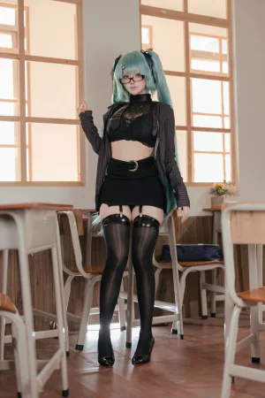 屿鱼《NIKKE 胜利女神 普丽瓦蒂 严厉教诲》主题写真：60张全套美图