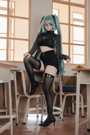 屿鱼《NIKKE 胜利女神 普丽瓦蒂 严厉教诲》主题写真：60张全套美图