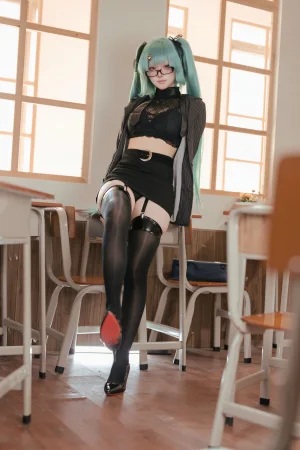 屿鱼《NIKKE 胜利女神 普丽瓦蒂 严厉教诲》主题写真：60张全套美图