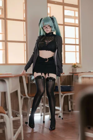 屿鱼《NIKKE 胜利女神 普丽瓦蒂 严厉教诲》主题写真：60张全套美图