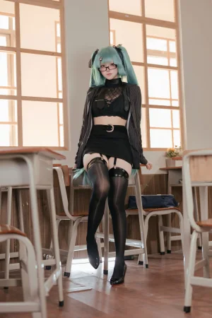 屿鱼《NIKKE 胜利女神 普丽瓦蒂 严厉教诲》主题写真：60张全套美图
