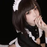 蜜汁猫裘《歪萌高叉女仆自拍》主题写真：25张全套美图