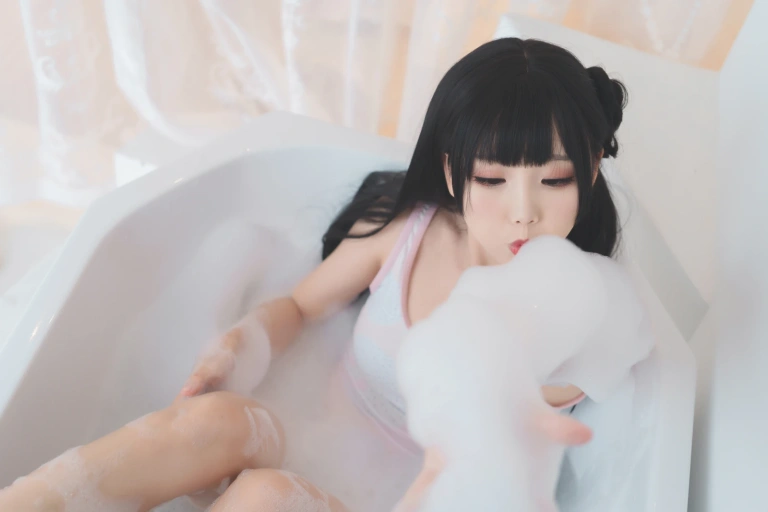 面饼仙儿《浴缸泡泡》主题写真：41张全套美图