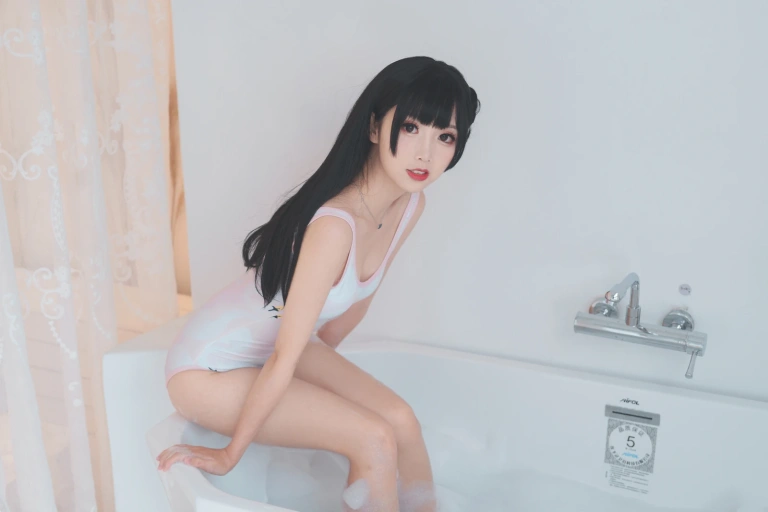 面饼仙儿《浴缸泡泡》主题写真：41张全套美图