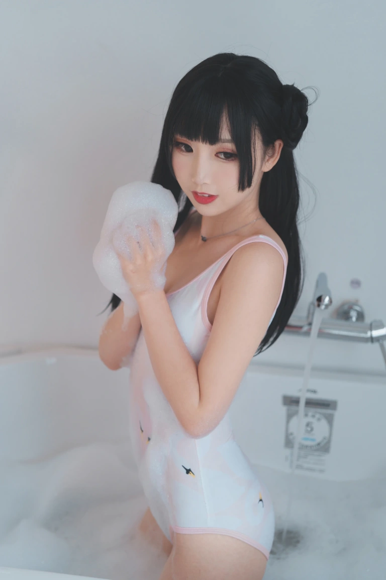 面饼仙儿《浴缸泡泡》主题写真：41张全套美图