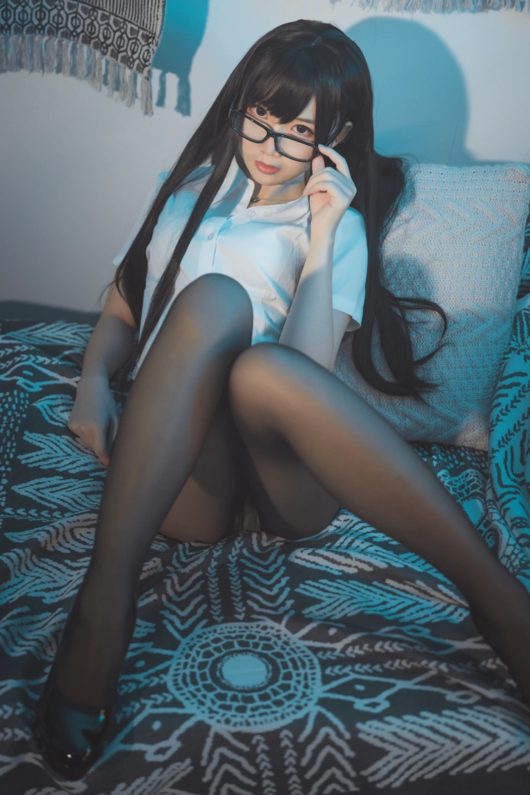面饼仙儿《醉酒OL》主题写真：26张全套美图